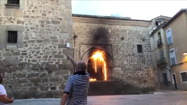 Se investigan las causas del incendio en una Iglesia en Plasencia