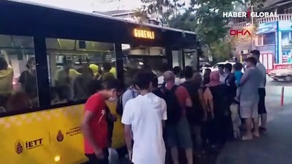 Tıklım tıklım dolan otobüsteki fazla yolcuları polis indirdi!