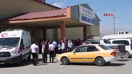 Hakkari'de Milli Eğitim personeli ve sivilleri taşıyan minibüs şarampole yuvarlandı 6 ölü, 1 yaralı