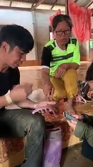 เทวดาเดินดิน  ก้อง ห้วยไร่ จับมือภรรยา  ฐา ขนิษ  บุกช่วยเหลือชาวบ้าน จว.เลย หยิบบัญชีนั่งโอนเงินให้ผู้เดือดร้อนคนละ 10,000