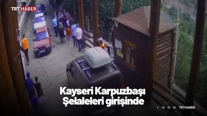 Babasının omzundan düşen çocuğu jandarma havada yakaladı