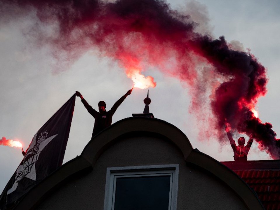 Streifenwagen auf der Flucht: Anti-Räumungsdemo in Neukölln eskaliert