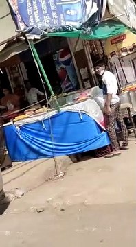 झांसी: कंटेन्मेंट एरिया में खुली है दुकानें, नियमों की उड़ रही धज्जियां