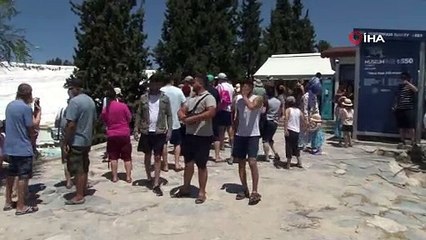 Bayramın son gününde de Pamukkale’de manzara değişmedi