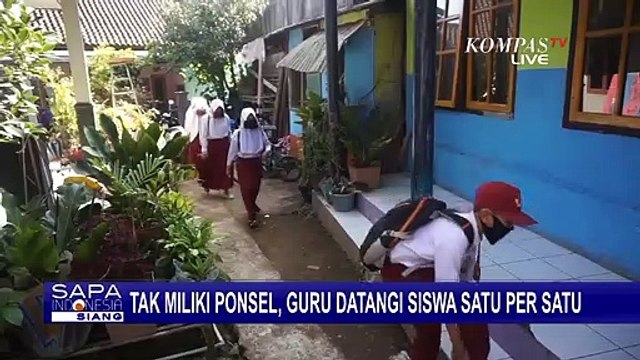 Tak Miliki Ponsel, 6 Siswa dan Guru Ini Datangi Bangunan Kosong untuk Tempat Belajar Sementara