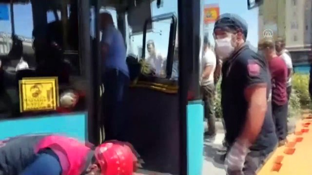 Özel halk otobüsü ile kum yüklü kamyon çarpıştı - SİVAS