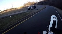 Un motard se fait instant karma devant la police