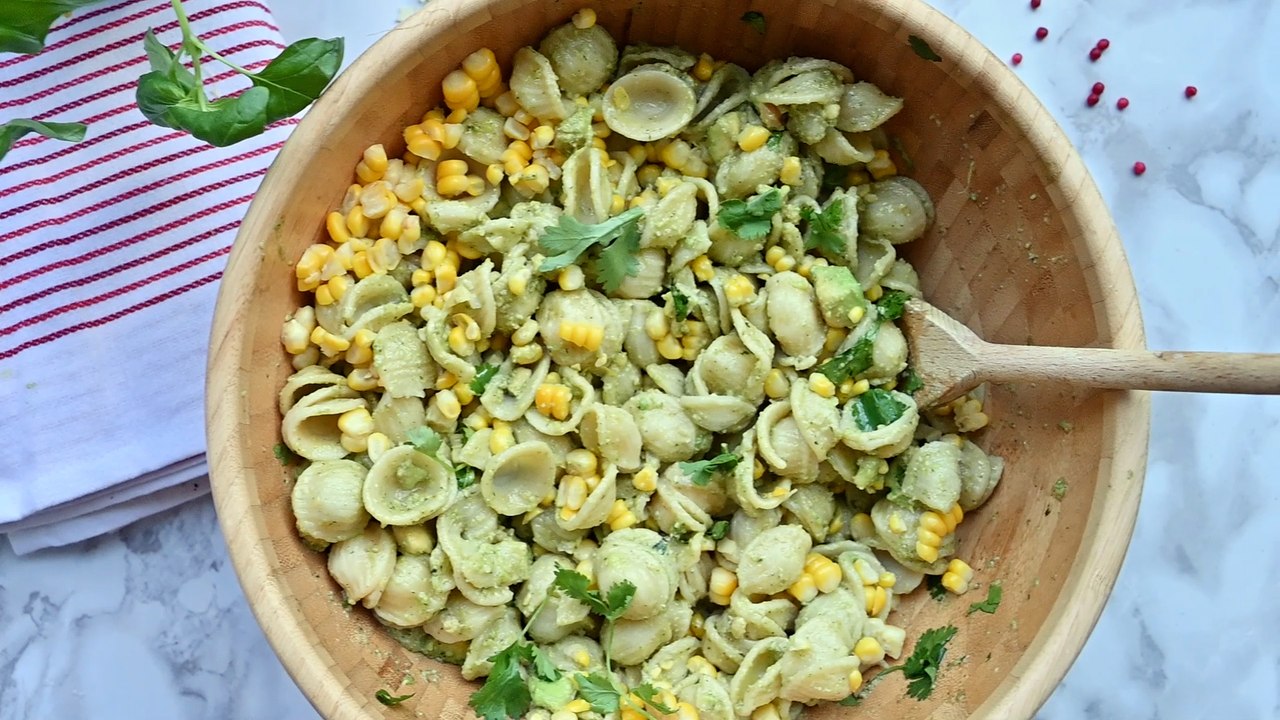 Sommerlicher pasta-salat: avocado-pesto