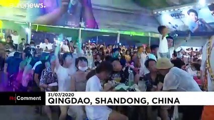 Több ezer résztvevő Kínában, a Qingdao Sörfesztiválon