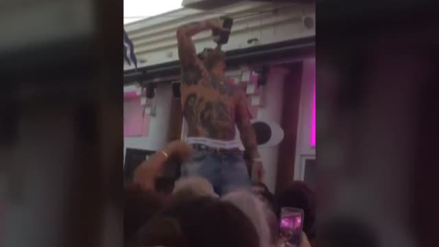 Cerrada temporalmente la discoteca de Torremolinos en la que un discjockey escupió alcohol a los asistentes