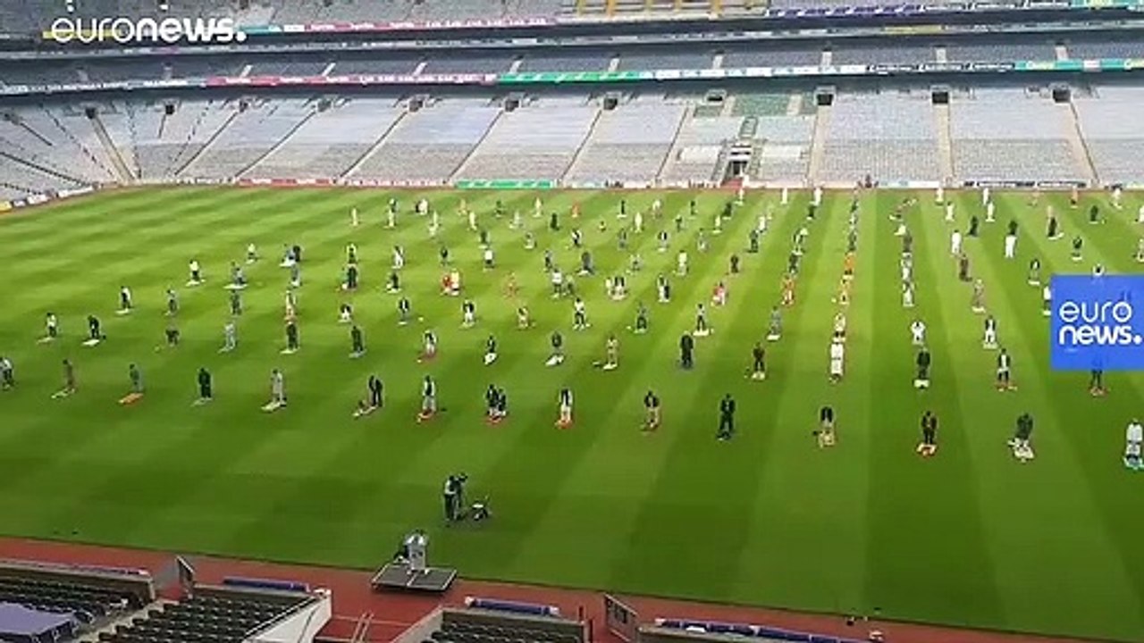 İrlandalı Müslümanlar bayram namazını 82 bin kişilik futbol stadında kıldı
