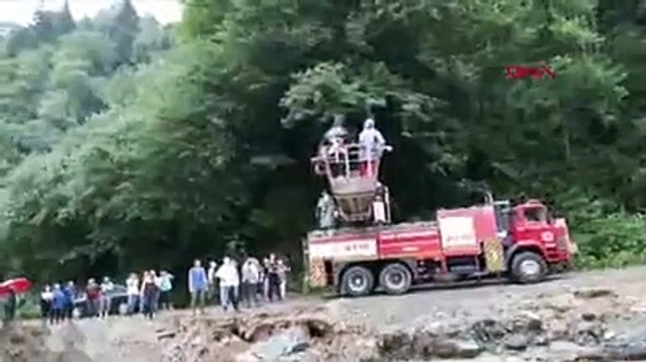Selde kapanan yolda mahsur kalan 24 kişinin kurtarılma anı görüntüleri ortaya çıktı