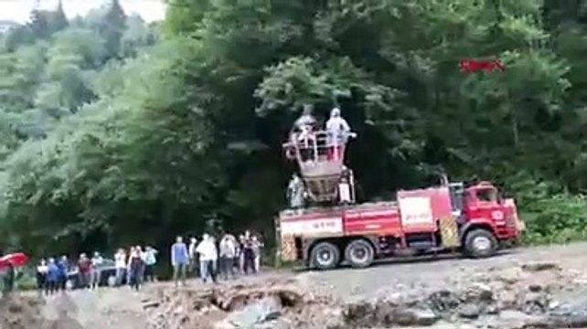 Selde kapanan yolda mahsur kalan 24 kişinin kurtarılma anı görüntüleri ortaya çıktı