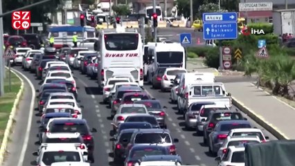 Dönüş yolunda araç kuyrukları kilometreleri buldu