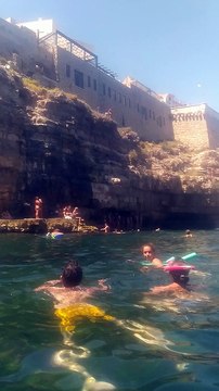 Tuffi di ragazzi da Scogliera a Polignano a Mare