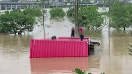 한강에서 컨테이너 옮기려다 고립...근로자 2명 구조 / YTN