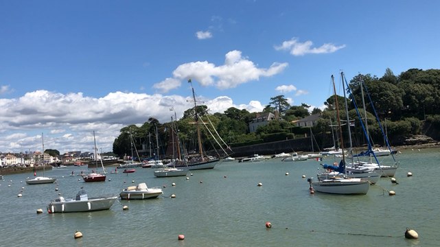 Parade de beaux voiliers dans le port de Pornic