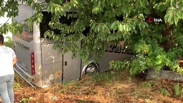 Isparta’da minibüs evin bahçesine daldı: 1 yaralı