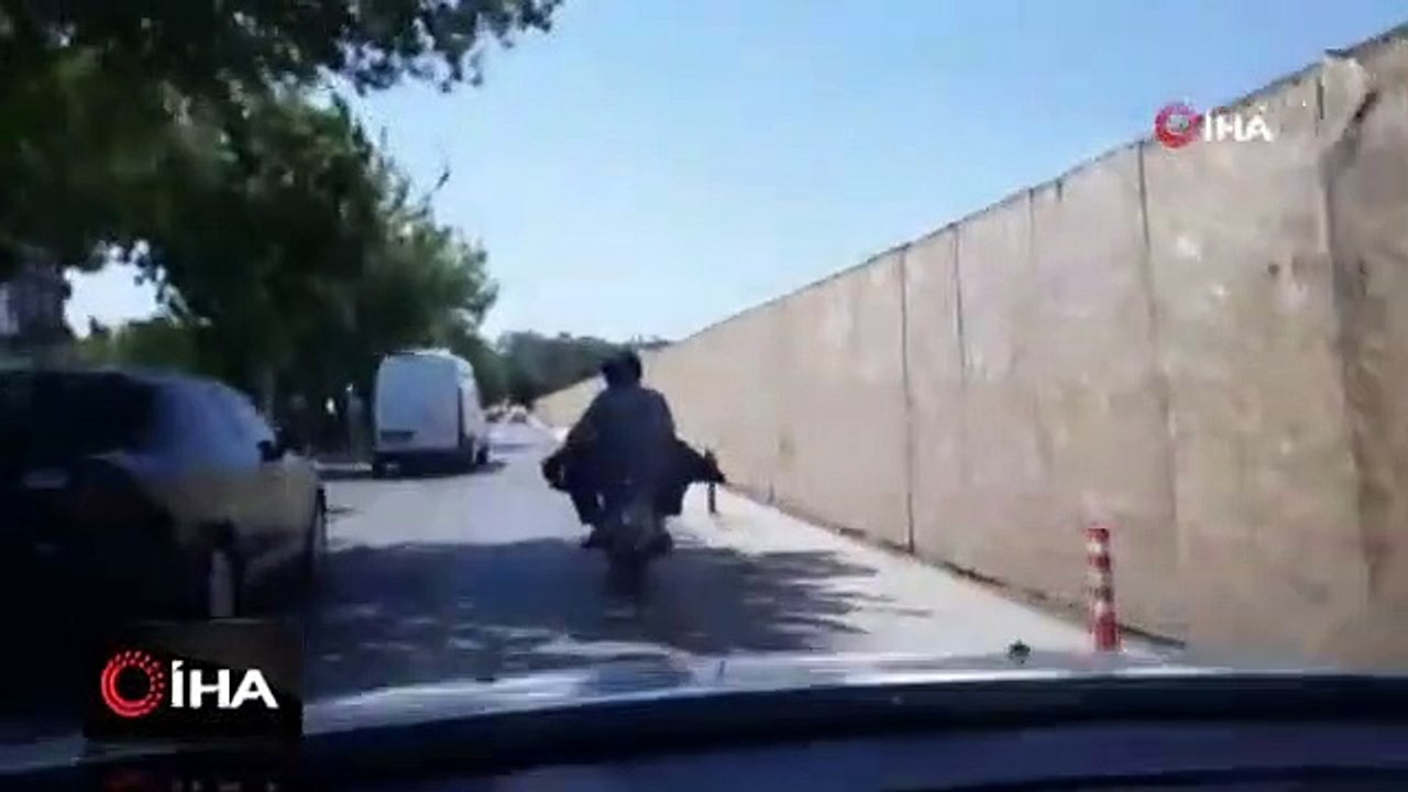 Motosiklete iki kişi ve bir koyun bindiler