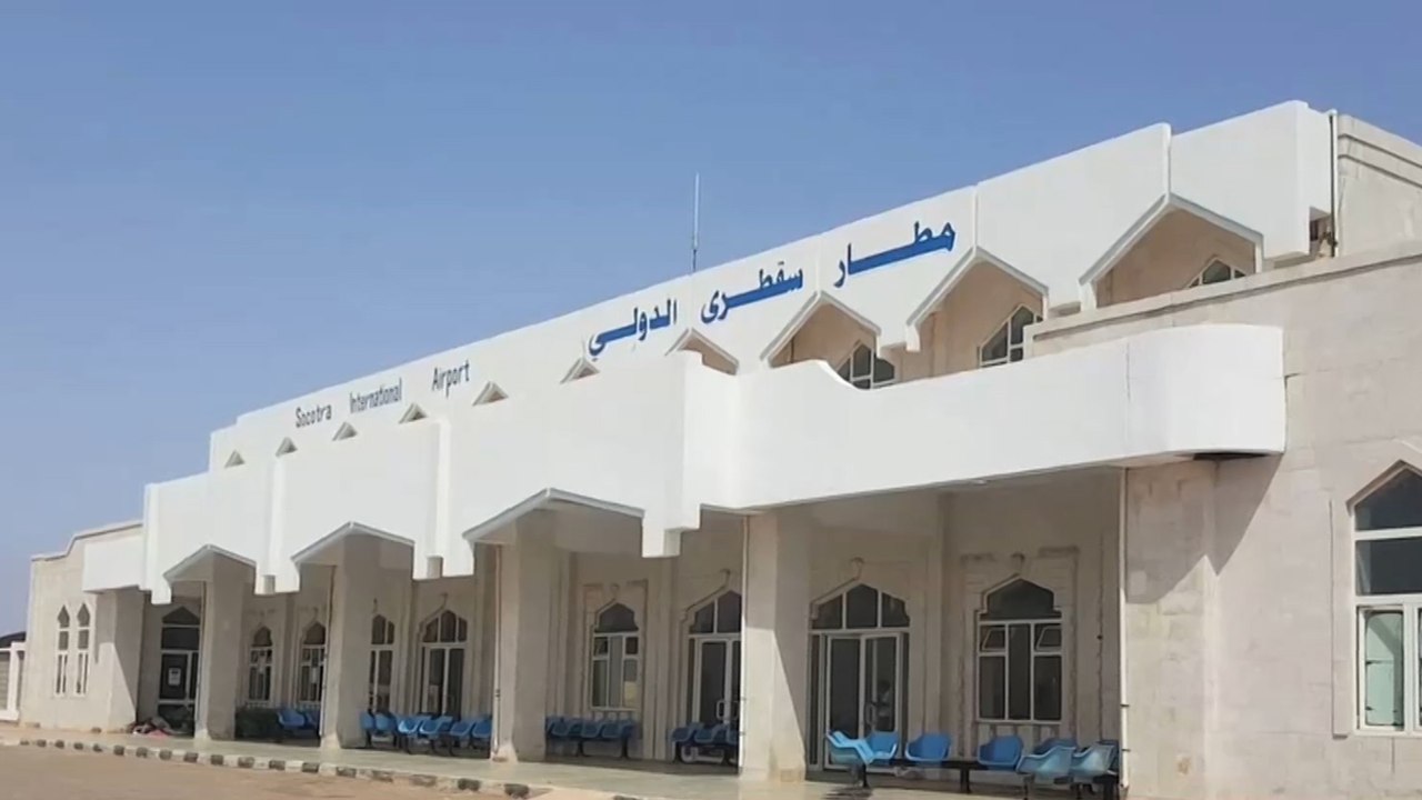 وصول ٤ ضباط إماراتيين إلى جزيرة سقطرى اليمنية