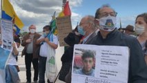 Unos 70 manifestantes protestan por la escala de Mauricio Macri en París
