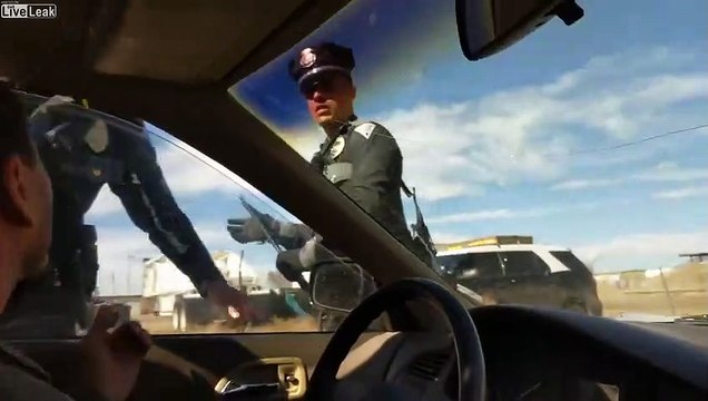Des policiers cassent la vitre d'un conducteur pourtant très calme