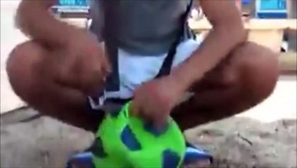 Il remplit un ballon de sable et piège les passants