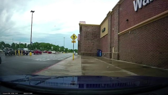 Ce conducteur n'a pas vu le poteau... douloureux