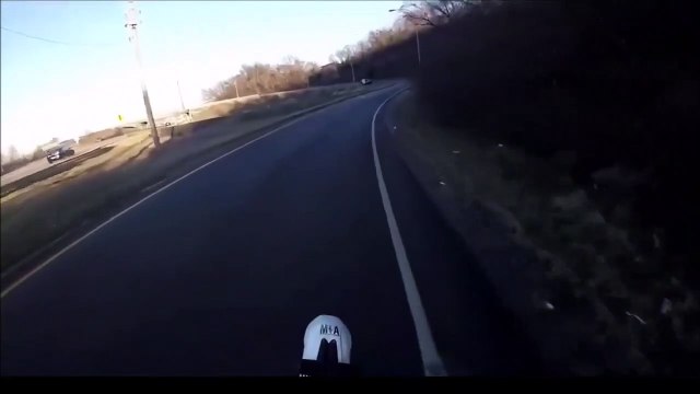 Ce motard veut narguer les policiers mais va le regretter... mauvais karma