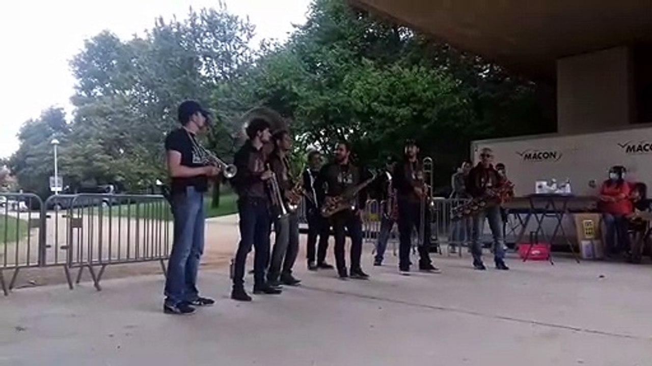 La fanfare Nola Kollectiv Brass Band en concert à Mâcon 2020 (1)