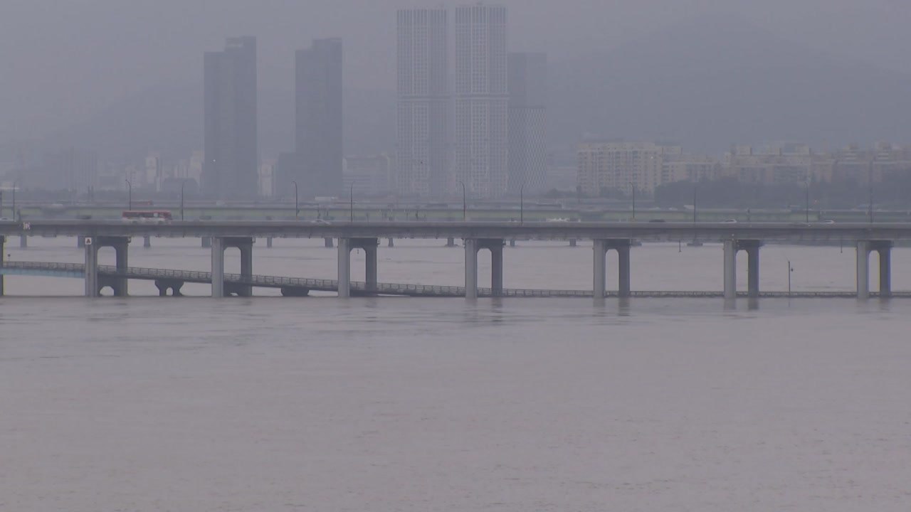 [날씨] 잠수교 사흘째 전면 통제...오후 중부 폭우 / YTN