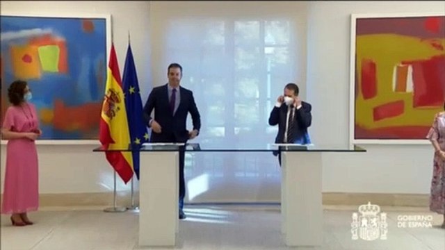 Pedro Sánchez y Abel Caballero firman el acuerdo para utilizar el remanente y el superávit de los ayuntamientos