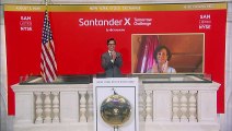 Michael Blaugrund, Chief Operating Officer de NYSE, y Ana Botín, presidenta de Banco Santander, durante el toque de campana de cierre de sesión en la Bolsa de Nueva York