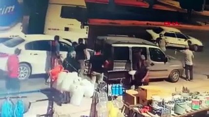 Kaza sonrası tanker sürücüsünün tekme-tokat dövülme anı güvenlik kamerasında