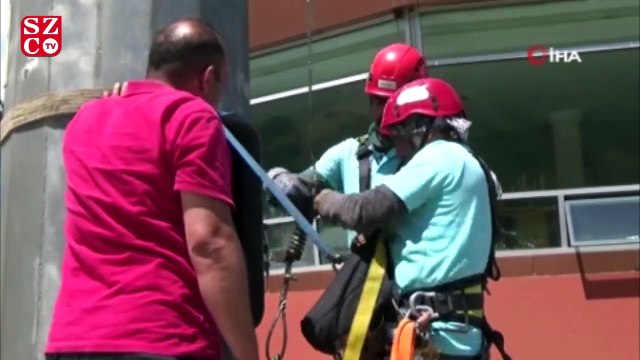 Artvin'de ipi kopan dev Türk bayrağını dağcılar göndere çekti