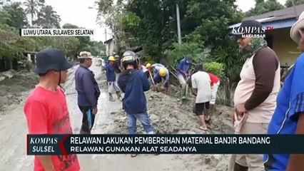 Relawan Lakukan Pembersihan Material Banjir Bandang Gunakan Alat Seadanya