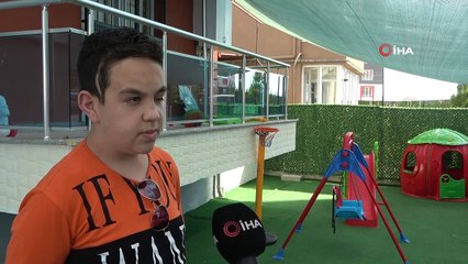 Beyin tümörünü yenen Devrim, yetenekleriyle dikkatleri çekiyor