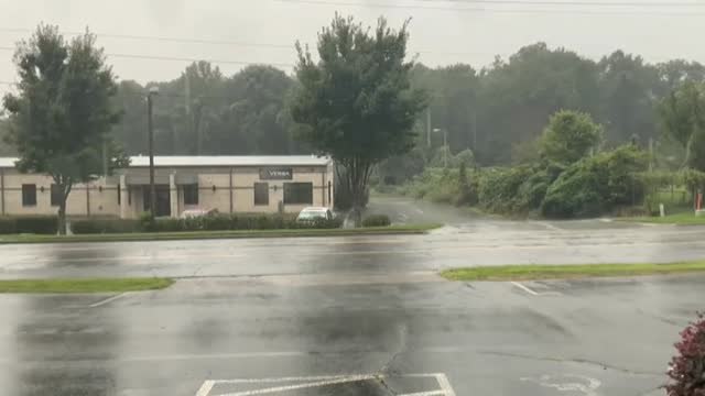 El huracán Isaías toca tierra en Carolina del Norte