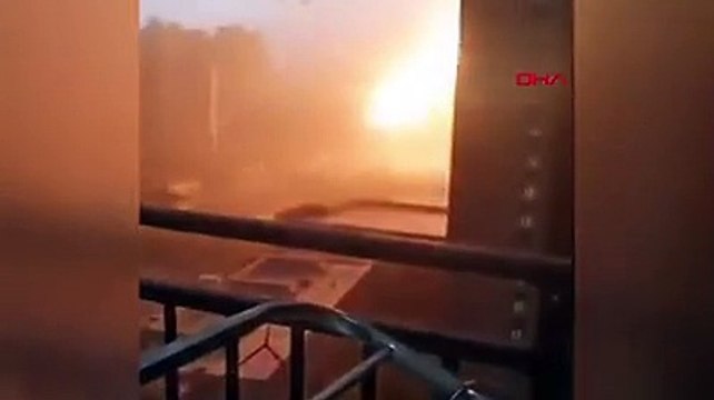 Çin'de gökdelene yıldırım düşme anı