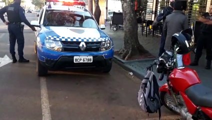 Carro e moto se envolvem em batida, mas ninguém fica ferido