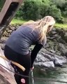 Cette fille se balance au-dessous d’un pont devant ses amis avant de sauter dans l’eau