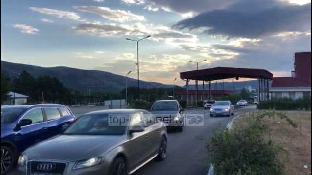 Kosovarët s'ndalen! Dyndje drejt bregdetit shqiptar, 6000 shtetas kalojnë pikën kufitare të Morinit