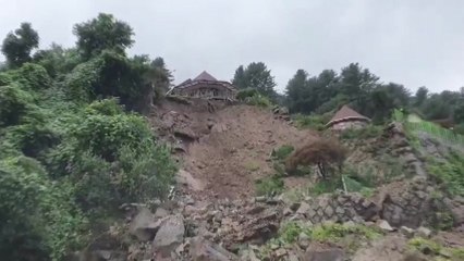 가평 임초리 축대 붕괴로 80여 명 고립..."전기·식수 끊겨" / YTN