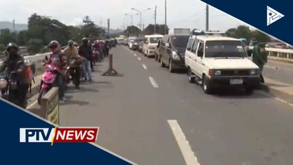 Video herunterladen: Ilang checkpoints, nagkaroon ng mahabang pila ng mga sasakyan ngayong unang araw ng MECQ