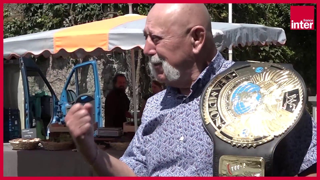 Rendez-vous Place du Marché à... Rostrenen avec un groupe de musique et un catcheur