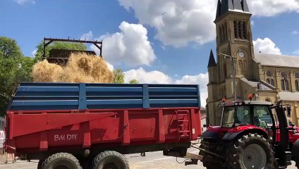 Paille sur la route à Saint-Mard