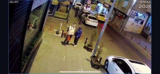 Saksıdaki fesleğeni çalan kadın kamerada