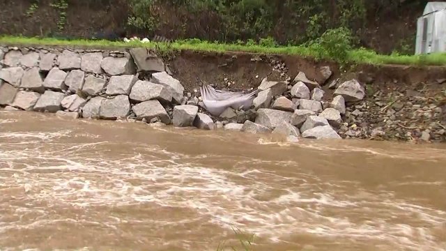 불어난 하천에 다리 끊기고 옹벽 '와르르'...주민 고립 / YTN