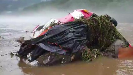 흙탕물에 뒤덮인 유원지...버스까지 계곡에 처박혀 / YTN