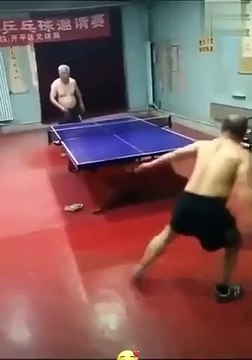 Ping pong : il perd quand même un point malgré ses efforts et ses agitations !